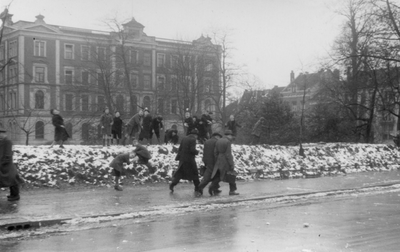 221124 Afbeelding van enkele kinderen, staande op de aarden wal langs de loopgraaf aan de Catharijnesingel te Utrecht, ...